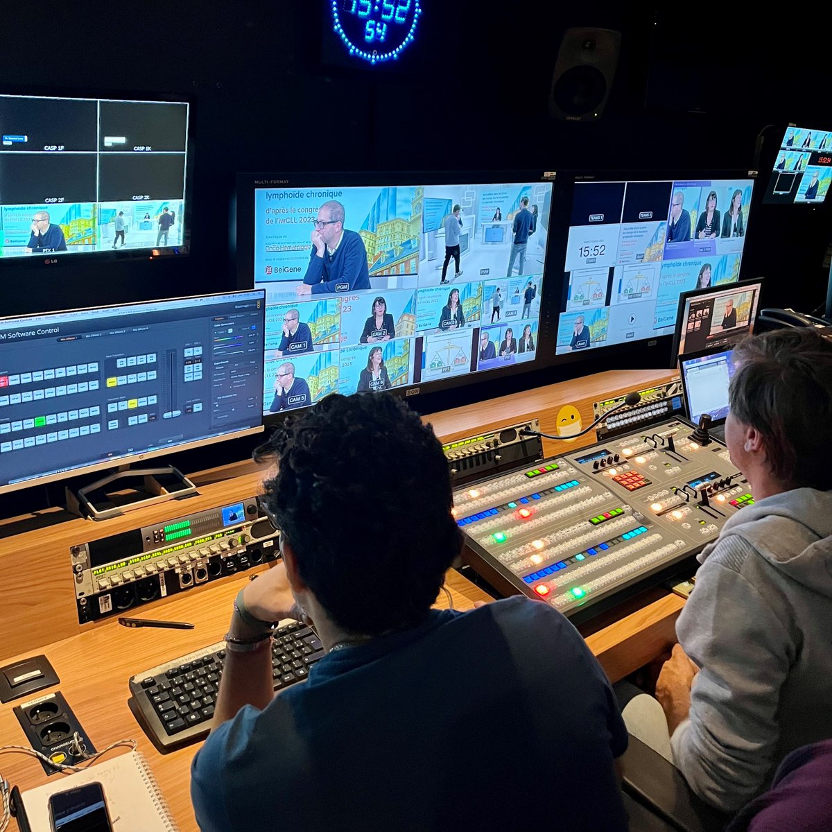 LetseeDigital's tweet photo. Journée bien particulière au Smart Studio… deux tournages avec changement de décor !
Le matin, les intervenants ont pu échanger d’une manière plus cosy grâce à notre configuration canapé. L'après-midi, place aux desks et au décor blanc pour une émission médicale ! https://t.co/pvbkkBobY3