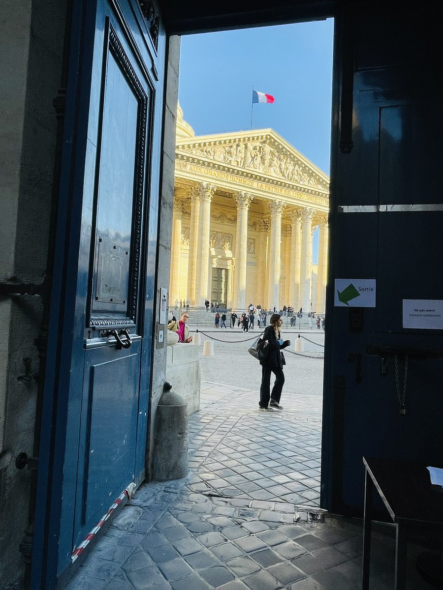 Encore plus que jamais, heureuse de retrouver mes étudiants à l’université 
#paris1  #droit #picoftheday #Law