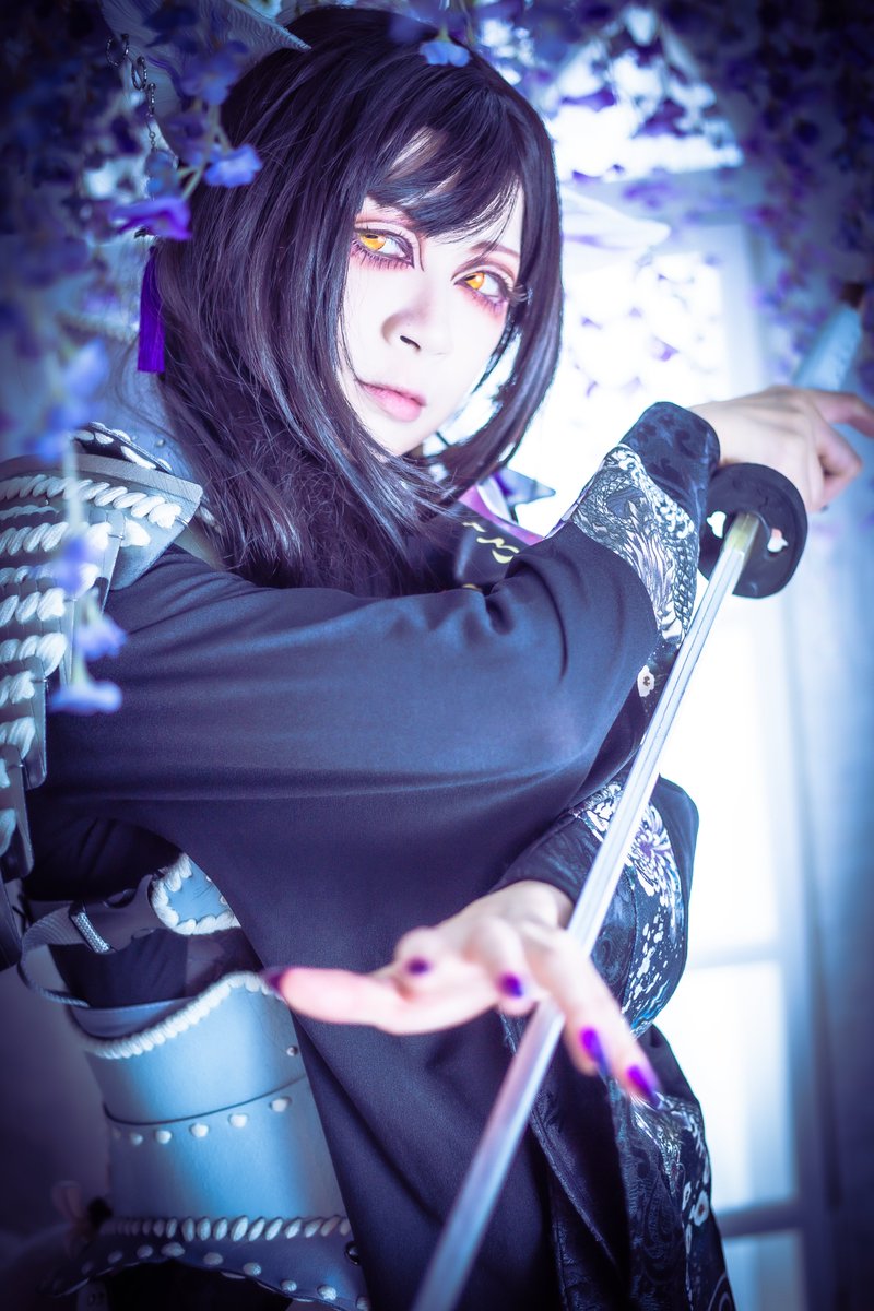 ｢｢ ‥‥後ろへ、下がっておれ ｣｣

＿＿＿＿ 君に 指一本、触れさせはしない.