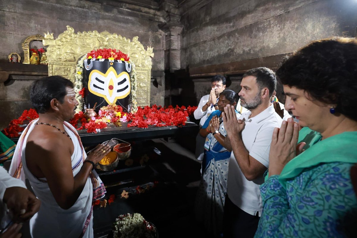 OfficialDileepc's tweet photo. आज @RahulGandhi जी और @priyankagandhi जी ने तेलंगाना के मुलुगु में स्थित विश्व प्रसिद्ध रामप्पा मंदिर में दर्शन और पूजन कर देश की सुख-शांति और समृद्धि के लिए प्रार्थना की। https://t.co/7rA6GEakYY
