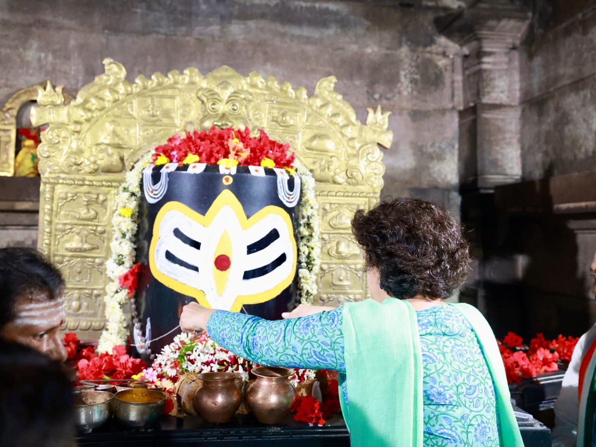 OfficialDileepc's tweet photo. आज @RahulGandhi जी और @priyankagandhi जी ने तेलंगाना के मुलुगु में स्थित विश्व प्रसिद्ध रामप्पा मंदिर में दर्शन और पूजन कर देश की सुख-शांति और समृद्धि के लिए प्रार्थना की। https://t.co/7rA6GEakYY