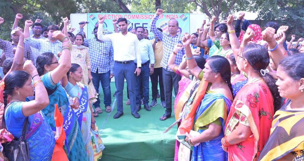 dpro_peddapalli's tweet photo. పెద్దపల్లిలో నిర్వహించిన ఓటరు అవగాహన ర్యాలీలో పాల్గొనుట.

మదర్ థెరిస్సా ఇంజనీరింగ్ కాలేజీలో నిర్వహించిన టిఎస్.పిఎస్.సి అసిస్టెంట్ ఇంజనీర్ పరీక్ష నిర్వహణతీరు పరిశీలన.

కలెక్టరేట్ లో ఏర్పాటుచేసిన ఎన్నికల సమీకృత జిల్లా ఫిర్యాదుల పర్యవేక్షణ కేంద్రాన్ని ప్రారంభించిన జిల్లా కలెక్టర్ https://t.co/qx5ddqVKSb