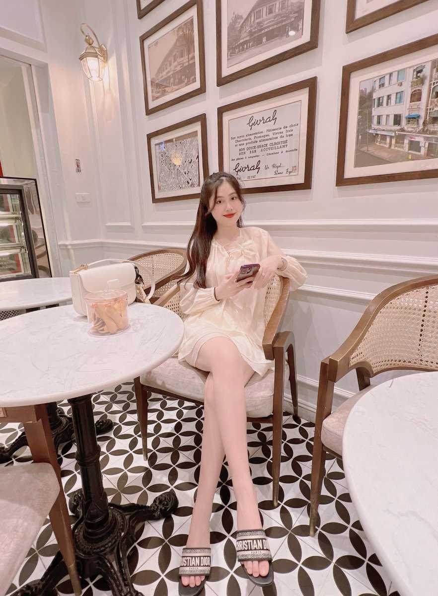 lananhpham330's tweet photo. •You’re lucky enough if you find both love & friendship in one person ... 💙
🥰🥰🥰
#Vietnamesegirl
#LAmind #NIF https://t.co/9FiXCMIonQ