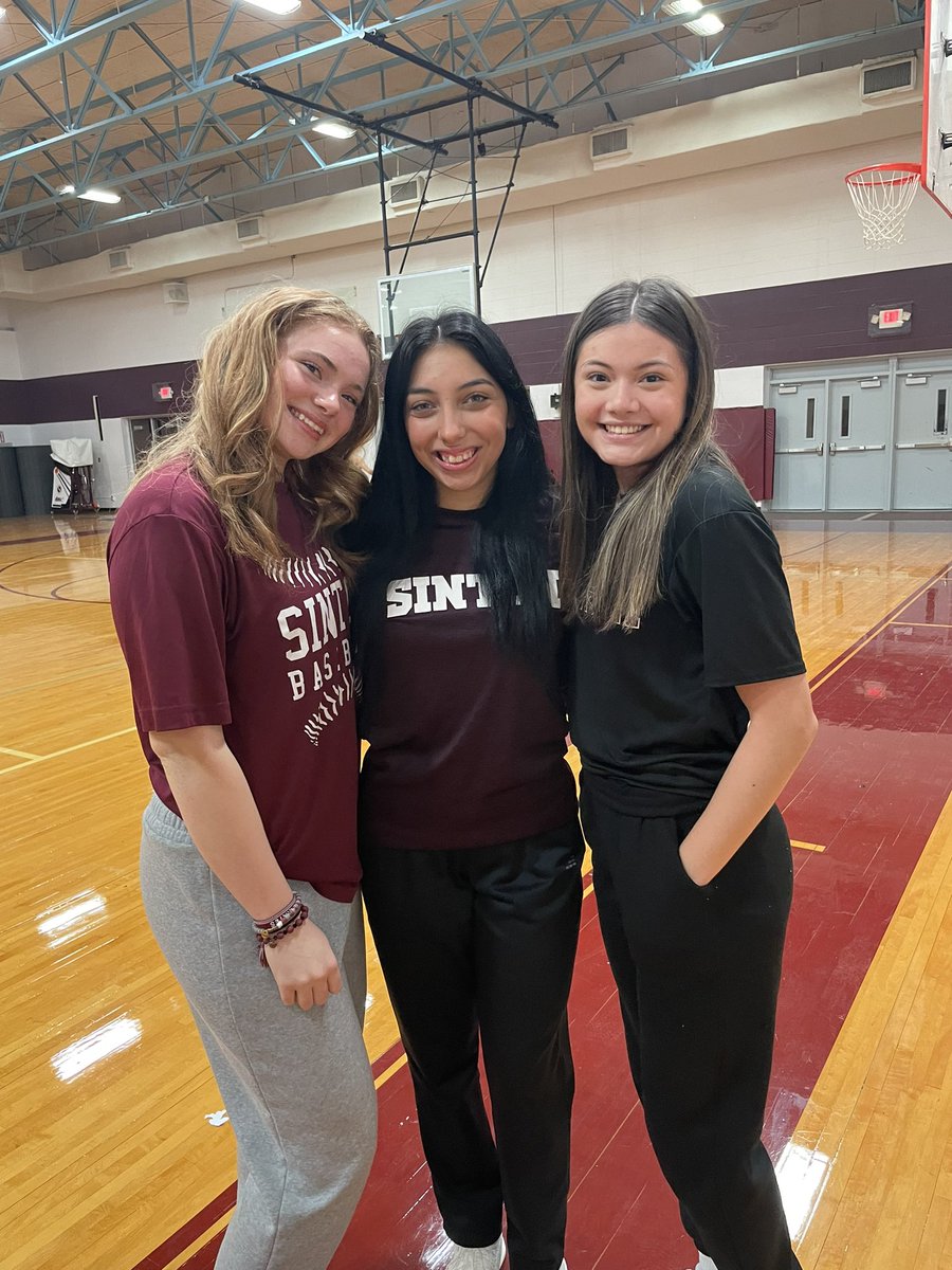 Lady_PirateBB's tweet photo. We don’t require Volleyball players to be at BB practices while they’re still in season, but these 3 SHOWED UP at 5:45AM and cheered on their teammates and coached ‘em up all morning!
#TOGETHER https://t.co/SC1y5rJ06p