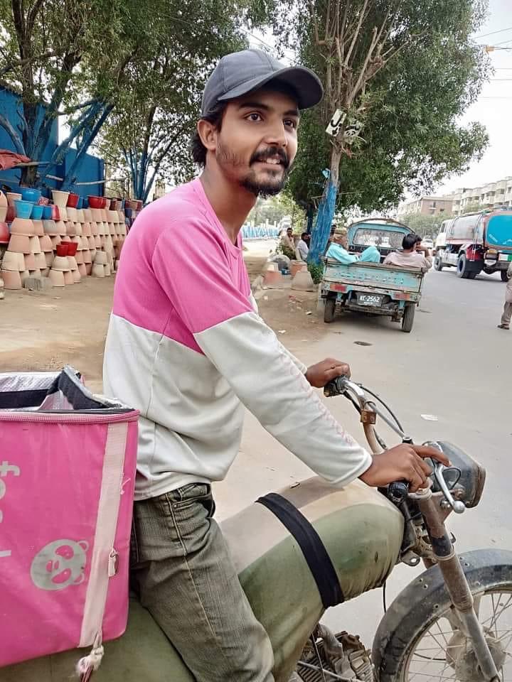 “ ایسا ہے میرا کراچی... “

آج دوپہر دو بجے کے قریب میرے شوہر کالج سے پڑھا کر گھر واپس آرہے تھے کہ گلبرگ چورنگی پر اترتے ہی ان سے موبائل چھین لیا گیا۔انہوں نے گھر پہنچتے ہی مجھے بتایا کہ میرا موبائل چھن گیا ہے، ذرا کال کر کے دیکھو کہ آن ہے یا آف؟
میرے شوہر کا موبائل ڈوئل سم کا ہے۔