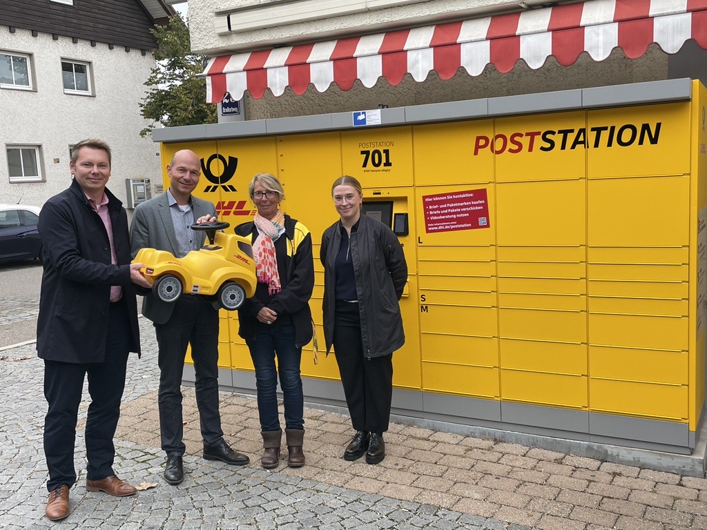 dpdhl_muc's tweet photo. #Kempten hat eine neue @DeutschePostDHL #Poststation am Feneberg Markt, Brodkorbweg 29, mit fast allen Postdienstleistungen, die Kunden in Filialen am häufigsten nachfragen. Erster Kunde: OB Thomas Kiechle schickt das Bobbycar an die Kindertagesstätte St. Martin in Kempten. 📦🚗 https://t.co/uNf2w2temS