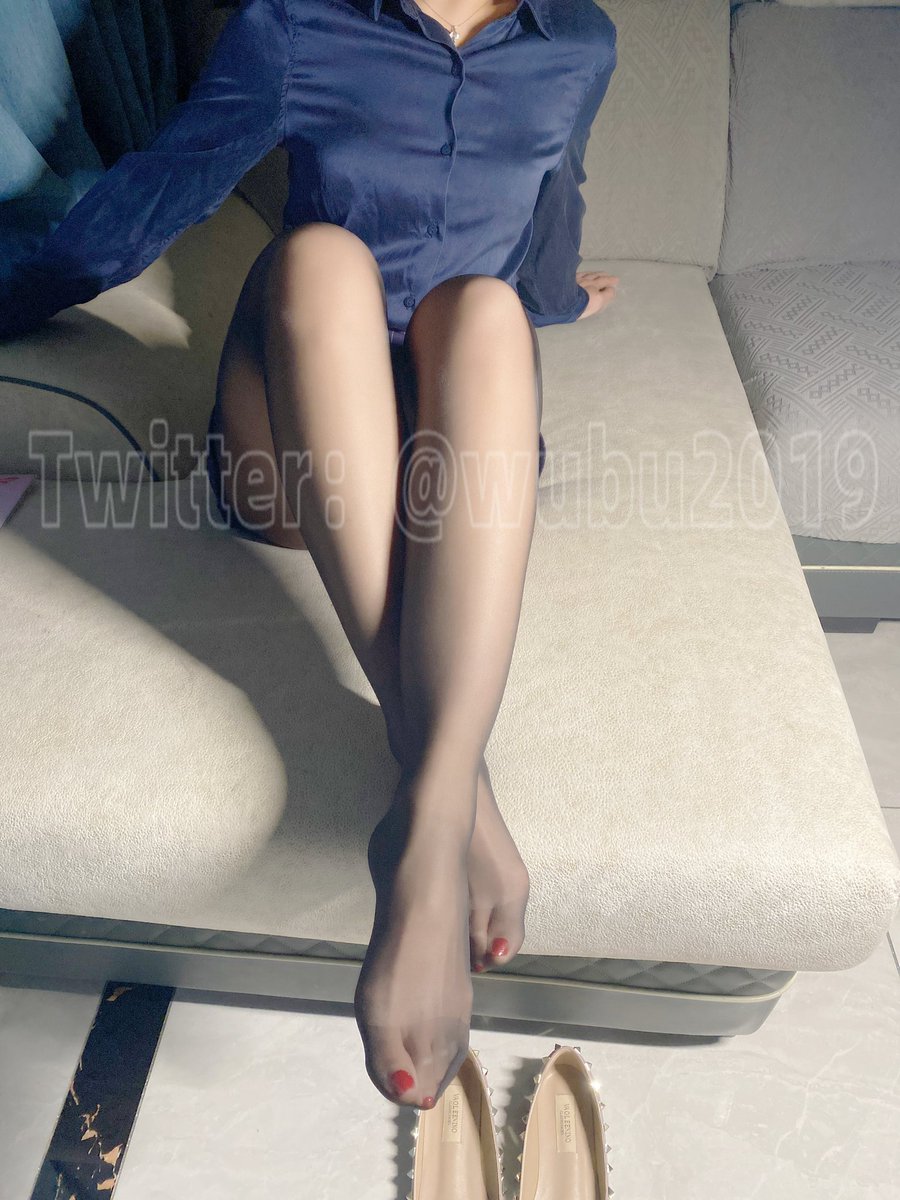 老公的哥们儿来家里吃饭，酒足饭饱后走的时候把我的丝袜顺走了，说都没地儿说去，关键周末又要喊他来家里吃饭，喊了他敢来吗？换做是你，你敢来嘛！
​襪襪来自:@limerencem 
#涞觅有丝袜点甜  #涞觅融化 #涞觅口香糖 https://t.co/AoXONUsJd8