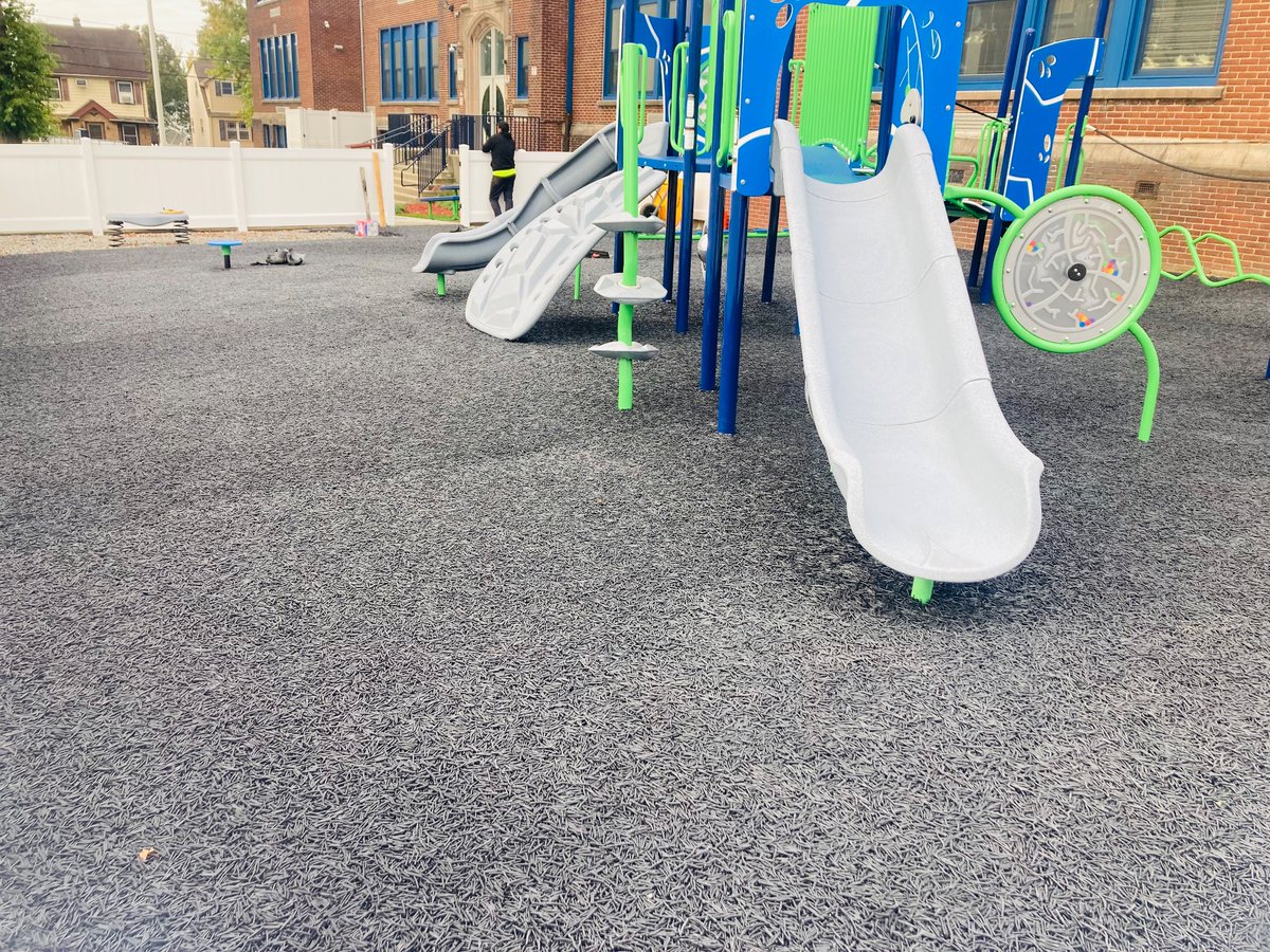 It’s happening!! New #playground flooring being installed 🙌🙌🙌 #Preschool #grossmotor #outsidetime @ERoyBixbySchool 
@BogotaPublic