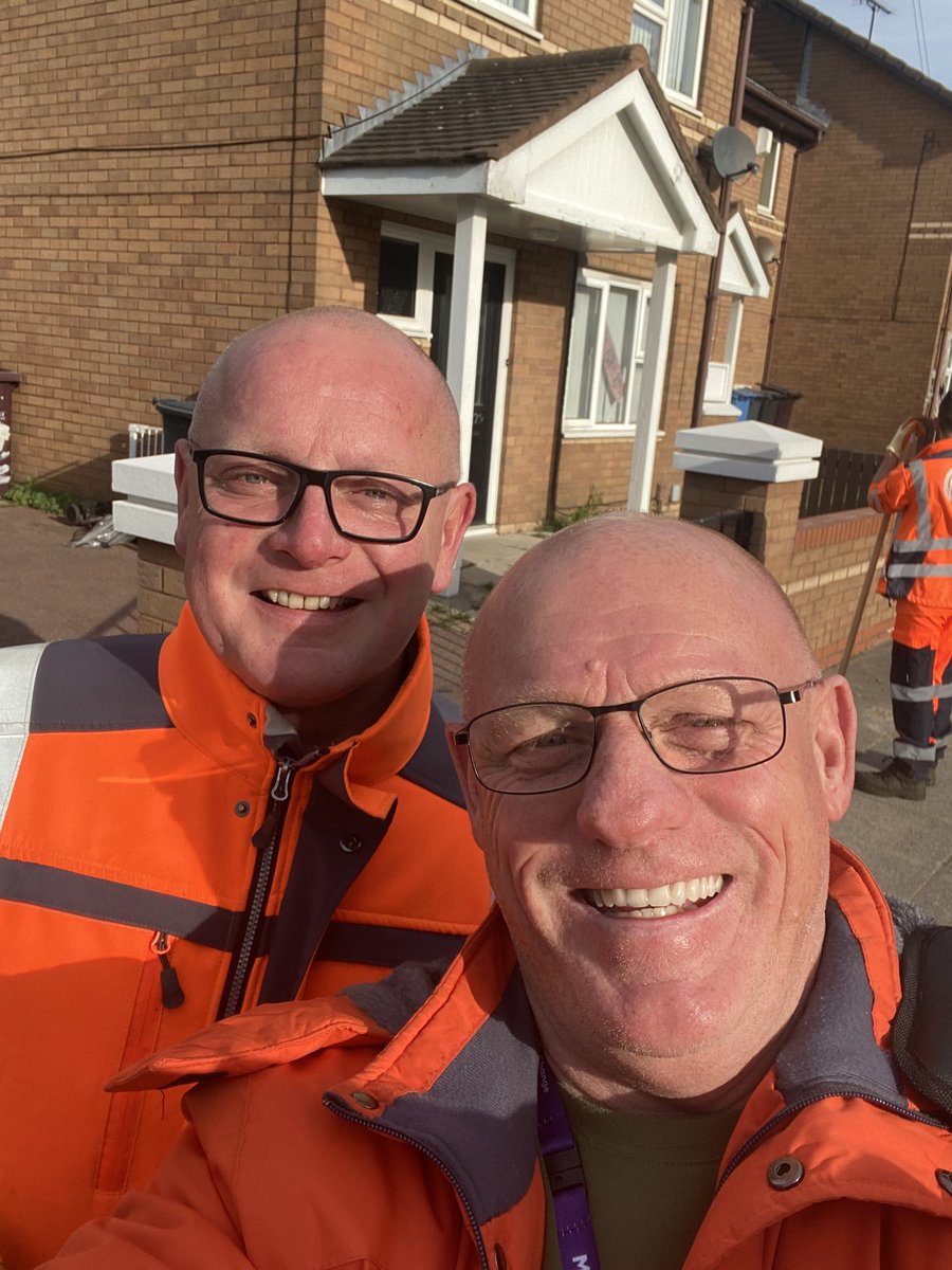 Collaboration working today with <a href="/KnowsleyCouncil/">Knowsley Council</a>  CherryField Drive Kirkby Community Action day for our Community Harm Reduction outreach worker 🙌 #harmreduction #knowsleybettertogether #recoveryworks