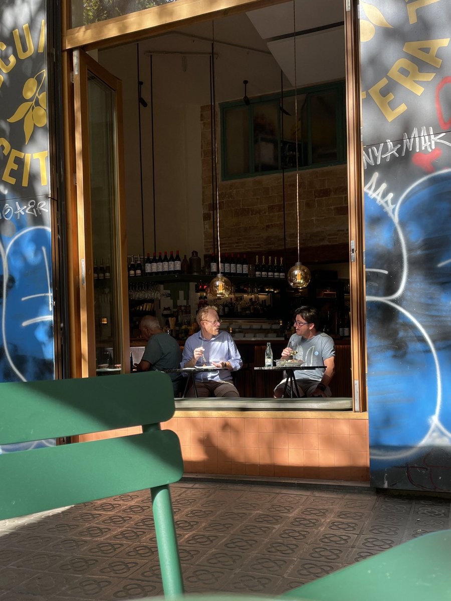 2 strangers having lunch