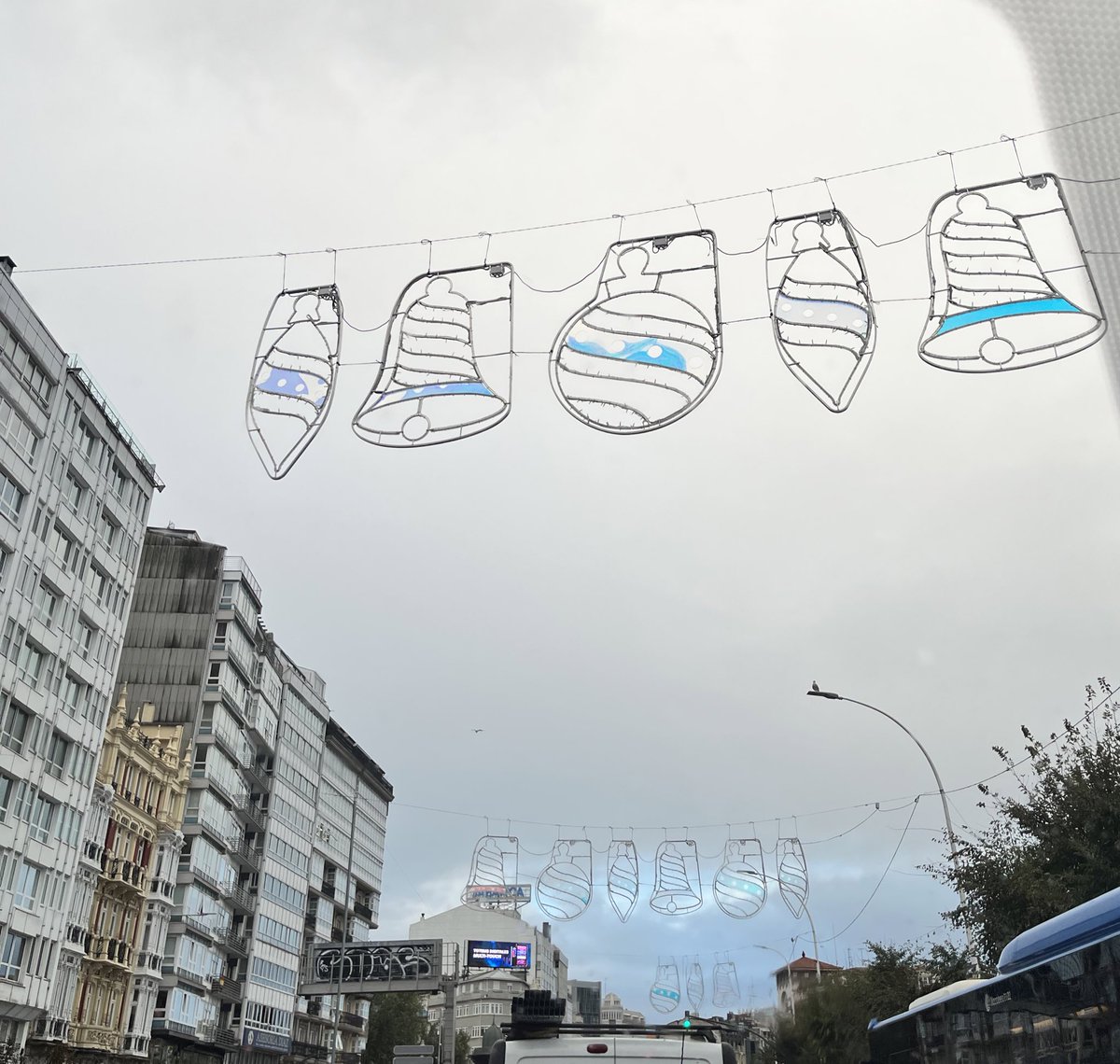 ¿Están poniendo las luces de navidad a estas alturas del año? ¿Por qué?
#Coruña #lucesdenavidad #Octubre2023
