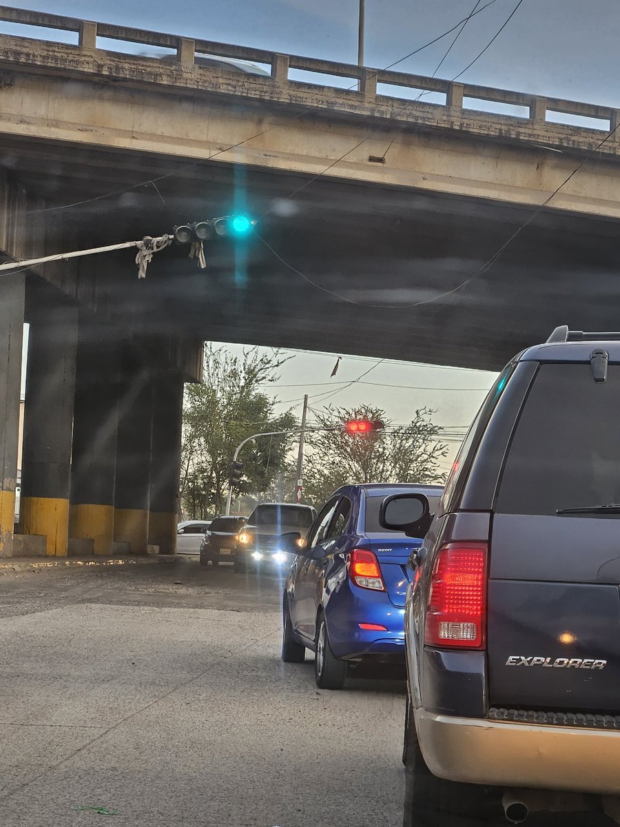 Roa_BryanF's tweet photo. @Trafico_ZMG @EnriqueAlfaroR 

Semáforos perfectamente sincronizados para no avanzar, ¿Será que con lo recaudado en la verificación se podrán sincronizar?

Cruce periferico sur y vía manzanillo https://t.co/kmyYiaQF39