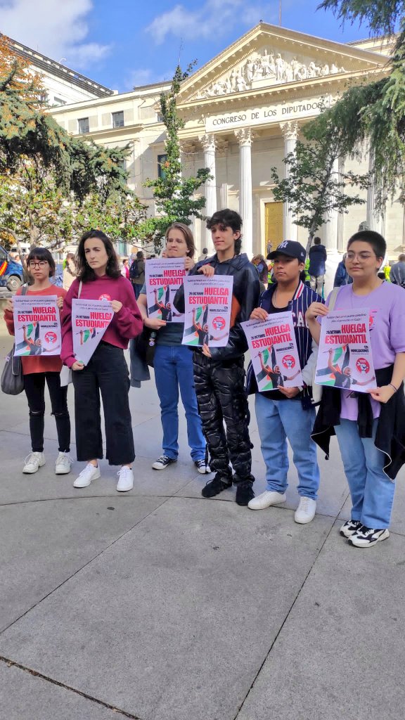 SEMadrid_'s tweet photo. 📣Esta mañana hemos anunciado la huelga estudiantil del 26 de octubre en solidaridad con el pueblo palestino. Si quieres convocarla en tu centro, escríbenos!!

Y esta tarde nos vemos frente a la embajada israelí a las 19.00 ✊🏼🇵🇸 https://t.co/82r0MRZTQY