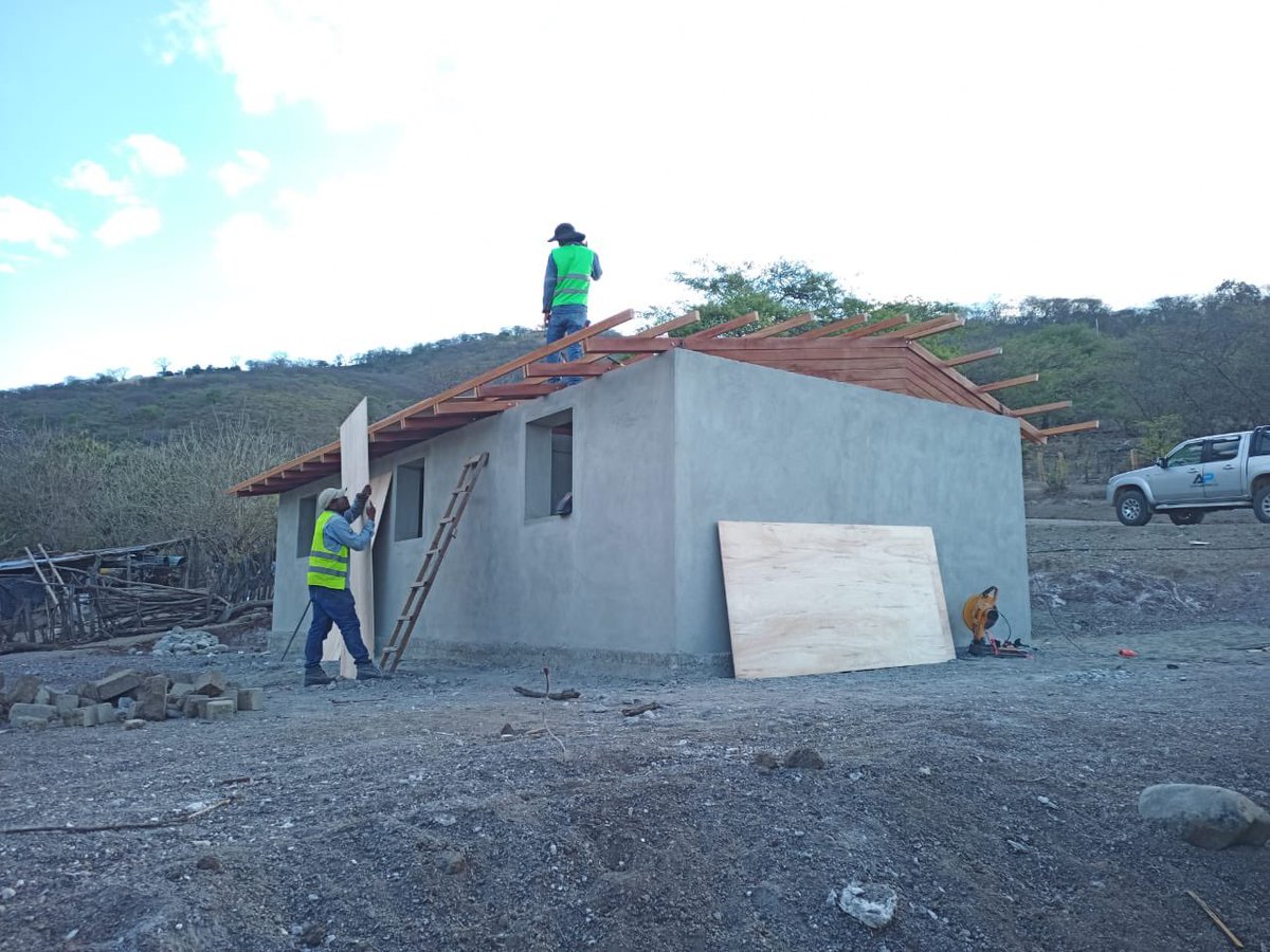 ViviendaEc's tweet image. ¡Vivienda saludable para erradicar la Enfermedad de Chagas!

En coordinación con la @Vice_Ec, la @PUCE_Ecuador y CISeAL, en Calvas (Loja), se ejecutan viviendas gratuitas, lo que permite reducir el riesgo de infección de este mal potencialmente mortal.
#NuestroTrabajoContinúa