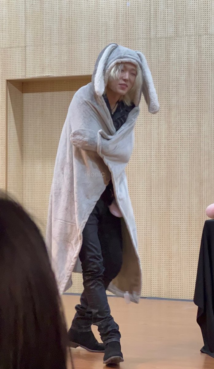 231018 바비 에버라인 대면팬싸

왕토끼🐰
왕크니까 왕귀엽다❣️

#bobby