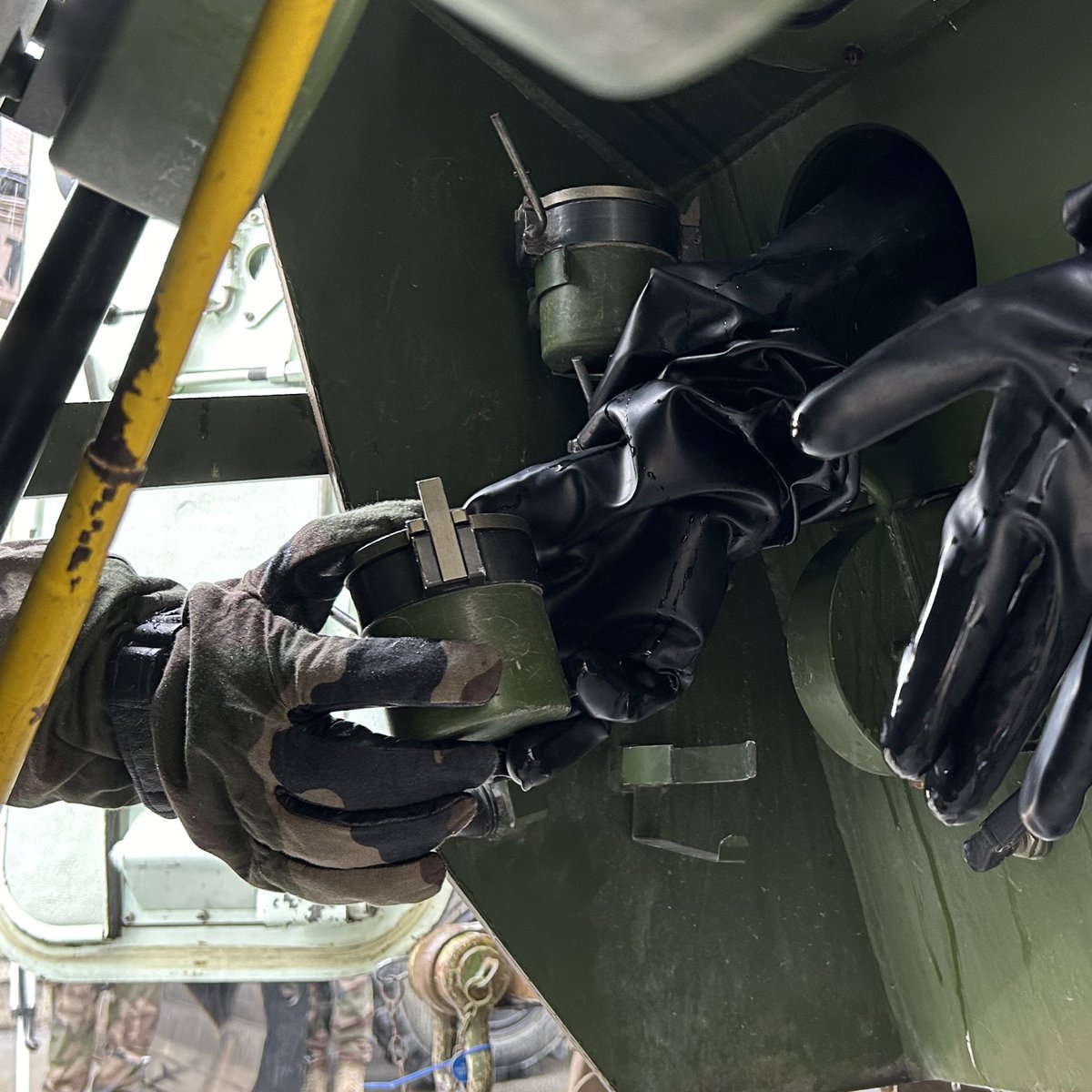 armeedeTerre's tweet photo. #PIHEDN
Vers une armée de Terre #DeCombat
➡️ Le commandement de l’appui et de la logistique de théâtre (CALT) se composera du @comlogterre1, du @ComMaintFT et d’une brigade de génie aux capacités NRBC ☢️ topographiques 🗺️ et cynotechniques 🐕 https://t.co/d4nI3nS5l0