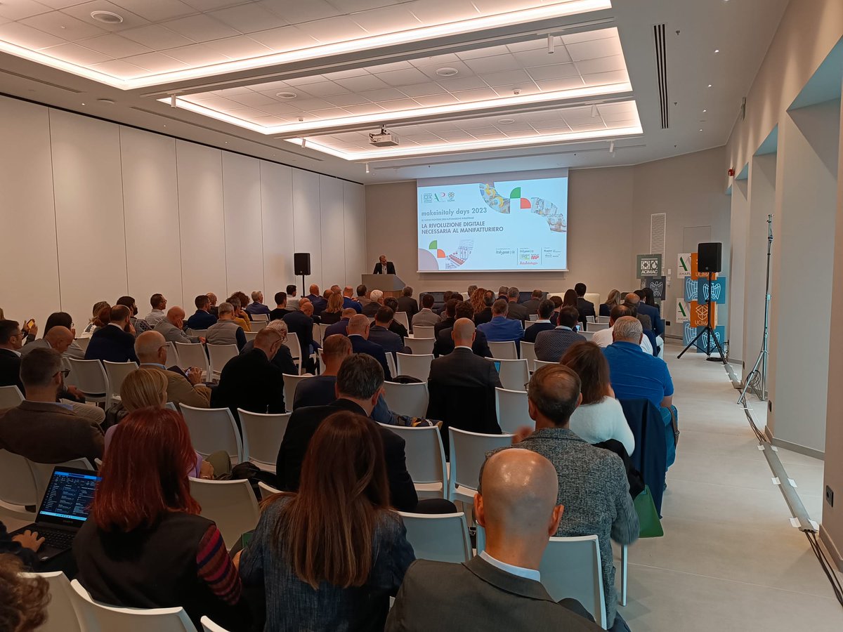 AMP_Amaplast's tweet image. Il saluto del presidente #Ucima Riccardo Cavanna all'apertura del convegno "𝐋𝐚 𝐫𝐢𝐯𝐨𝐥𝐮𝐳𝐢𝐨𝐧𝐞 𝐝𝐢𝐠𝐢𝐭𝐚𝐥𝐞 𝐧𝐞𝐜𝐞𝐬𝐬𝐚𝐫𝐢𝐚 𝐚𝐥 𝐦𝐚𝐧𝐢𝐟𝐚𝐭𝐭𝐮𝐫𝐢𝐞𝐫𝐨". Al centro i nuovi modelli di business basati su #digitalizzazione e #servitization.
#amaplast #acimac