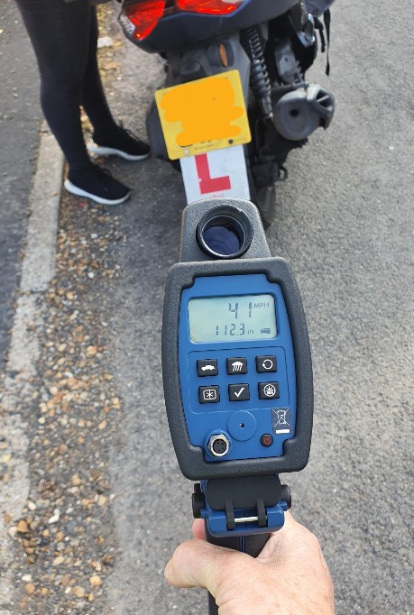Rydens Road #walton is on our Speed Management Plan. PC Barton was there earlier and, amongst other speeding motorists, caught a  motorcyclist...
1️⃣ Speeding 👍
2️⃣ With no licence 👍👍
3️⃣ or insurance 👍👍👍
4️⃣ on a stolen motorbike 👍👍👍👍
Delivery 🍕 went cold...
