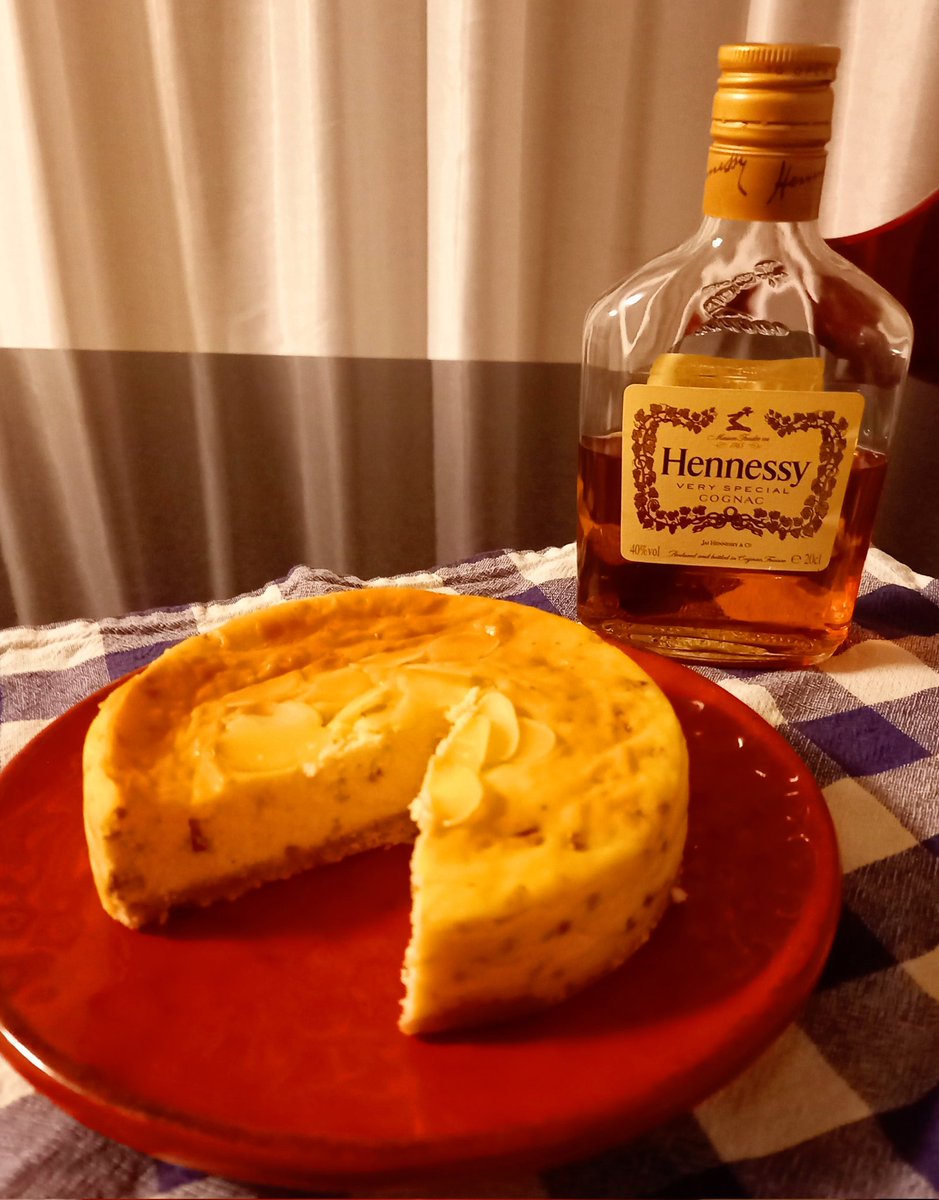 uGgk8I2S5spQByY's tweet image. 酒のアテ！チーズケーキ

ヒルナンデスで紹介されたとかで、大行列だったコチラ。
重っ！てくらいどっしり系で、ラムレーズン・シナモン・アーモンドが効いてて超～～濃厚！
こりゃあヘネシーしか太刀打ちできませんわぁ。

しかもこちらの店、他にも酒アテアイテムが(続)
#晩酌
#DROS
#ヒルナンデス