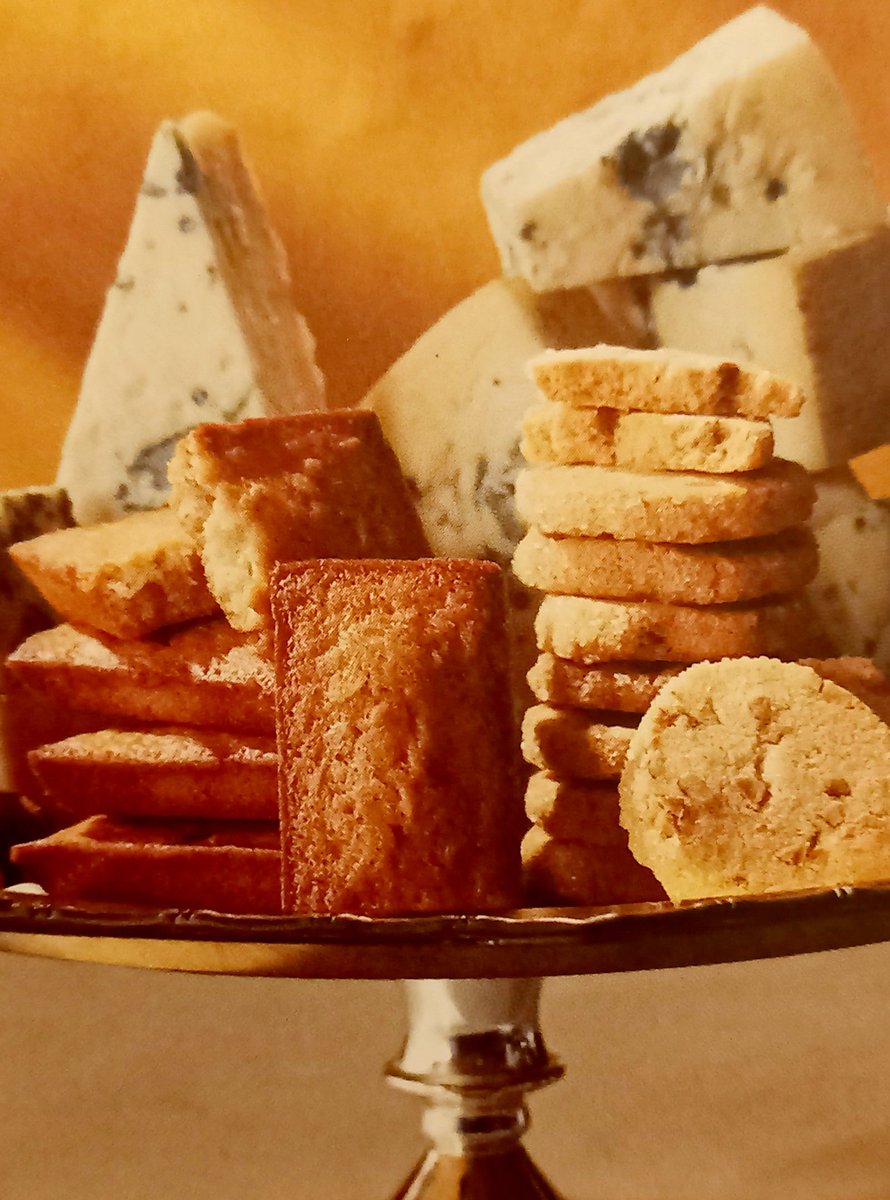 uGgk8I2S5spQByY's tweet image. ゴルゴンゾーラとナッツたっぷりのフィナンシェとクッキーですってよ奥様！？

これも茶を飲んでる場合じゃないですな。間違いなく酒アテですわ。
DROS、恐ろしい子…！
#DROS
#ゴルゴンゾーラ