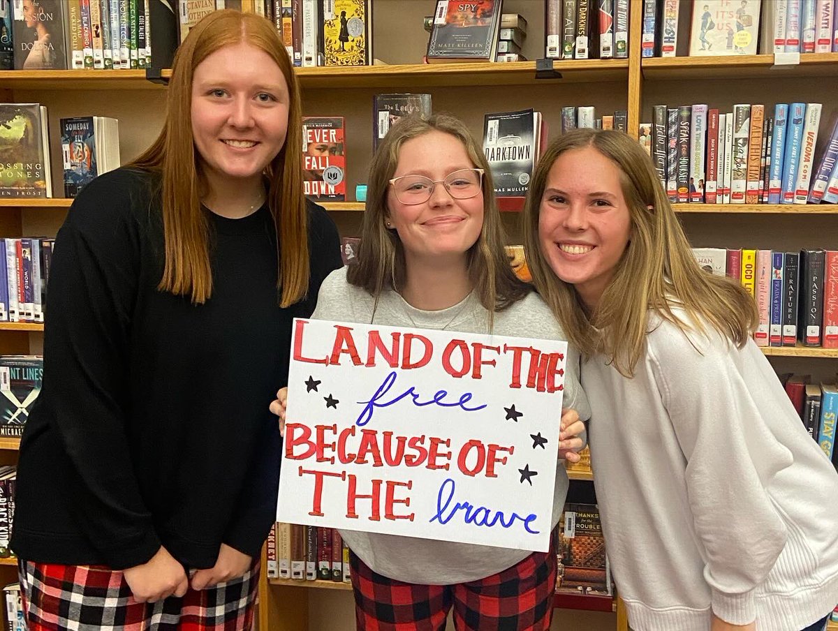 CooperCanRCHS's tweet photo. Pictures from our October meeting! We made signs to honor our Veterans for Veterans Day coming up! https://t.co/eDEAxOurUM