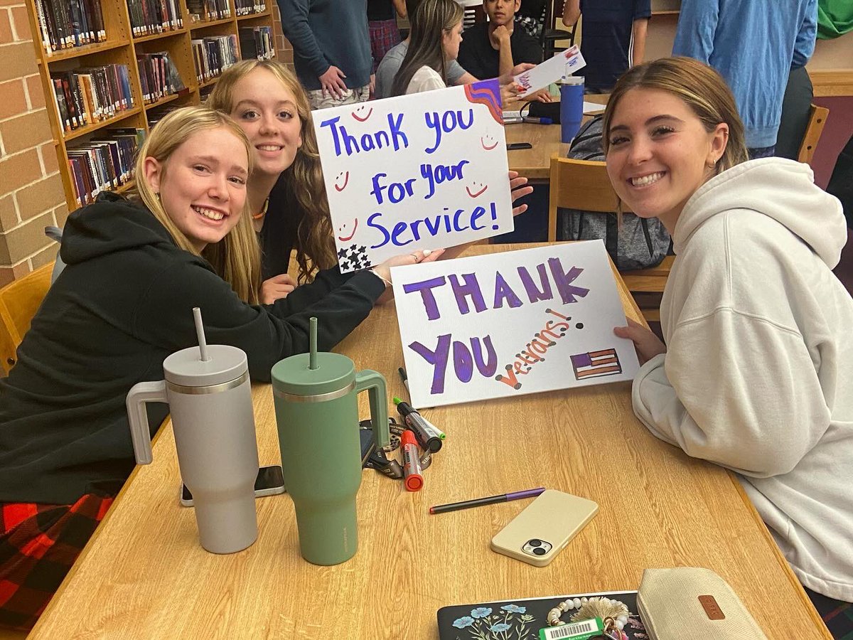 CooperCanRCHS's tweet photo. Pictures from our October meeting! We made signs to honor our Veterans for Veterans Day coming up! https://t.co/eDEAxOurUM
