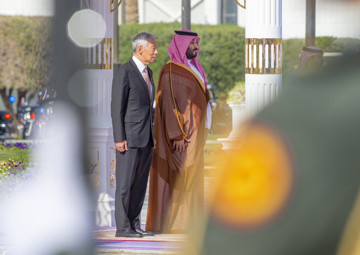 Bandaralgaloud's tweet photo. سمو سيدي #ولي_العهد يستقبل في قصر اليمامة بالرياض، دولة رئيس وزراء جمهورية سنغافورة، ويقيم مراسم استقبال رسمية لدولته. https://t.co/sukyNV5MuB