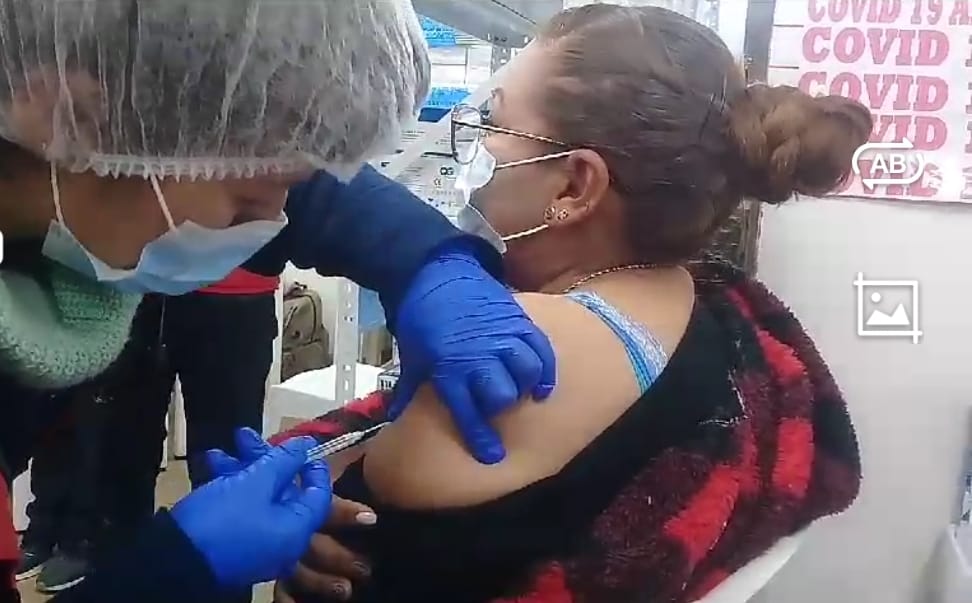 SMSALUDGAMEA's tweet photo. La @SMSALUDGAMEA lanza la campaña de vacunación contra el #Sarampión y #Rubeola, del 18 al 31 de octubre, se estará vacunando contra estas enfermedades, en los establecimientos de salud, así como en la terminal y el Jach'a Uta.
#EstamosTrabajando
#GestiónRenueva
#LaSaludDelFuturo https://t.co/mdgq1loGjt