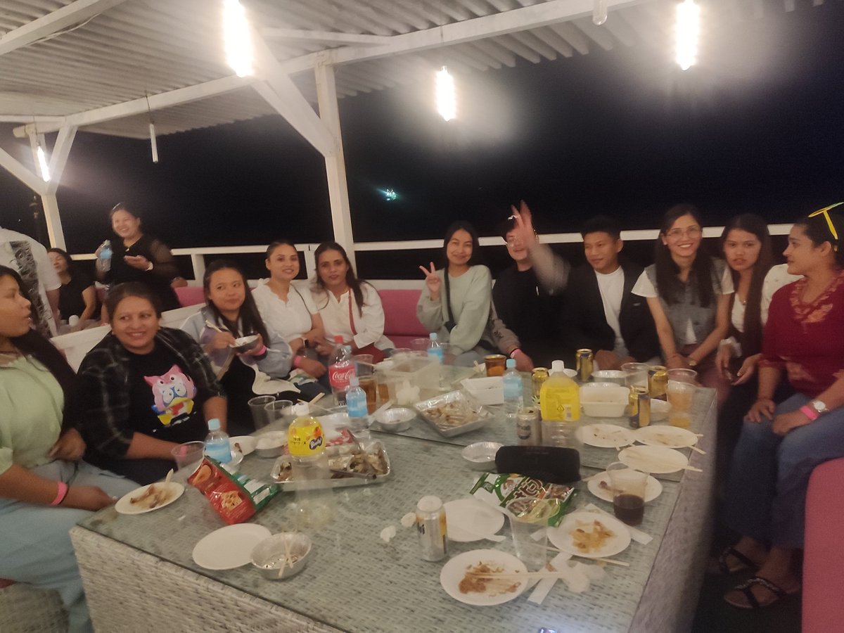 【多様性を楽しむ】
先ほど、職場のスタッフとバーベーキューでパーティーを楽しみました。ネパールのからの外国人スタッフが7割近くいます。ネパールの民族音楽を聴きながら、リズムに乗って輪になってグルグルまわりながら、踊る♫、踊る♫
おばちゃんも、学生も年齢、立場関係なく楽しみました