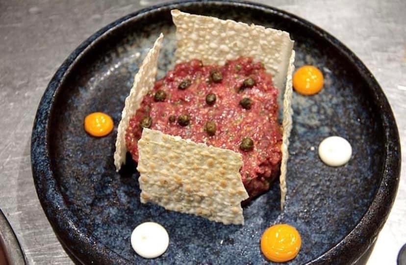 El steak tartar de solomillo, cortado a cuchillo.

#RestauranteCasaUrola #CocinadeTemporada #Parrilla #Pintxos #Producto #Food #CocinadeProximidad #Gastronomie #Foodlovers #Tapas #Wine #Asador #Gastronomy #Donostia #sansebastian