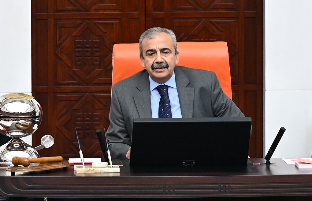 Sırrı Süreyya Önder: 

"'Filistin'e gidelim' diyorsunuz, benim yurtdışı yasağım var."