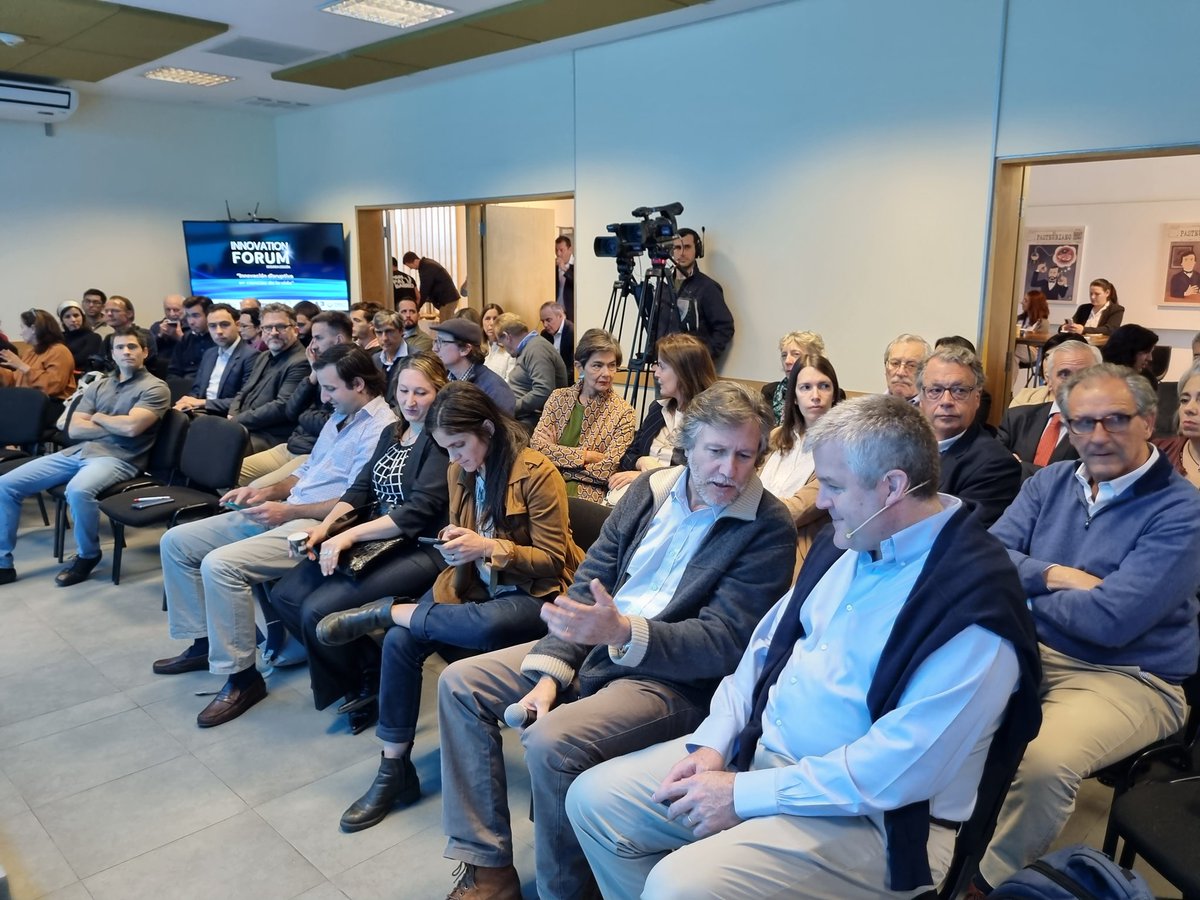 MIEM_Uruguay's tweet photo. Comenzó la segunda edición de #InnovationForum, que está centrada en la #innovación disruptiva de las ciencias de la vida y en la posibilidad de transformar trabajo de laboratorio en startups que transformen el mercado. Especialistas y emprendedores exponen en el @IPMontevideo. https://t.co/ivEiIVlOyW