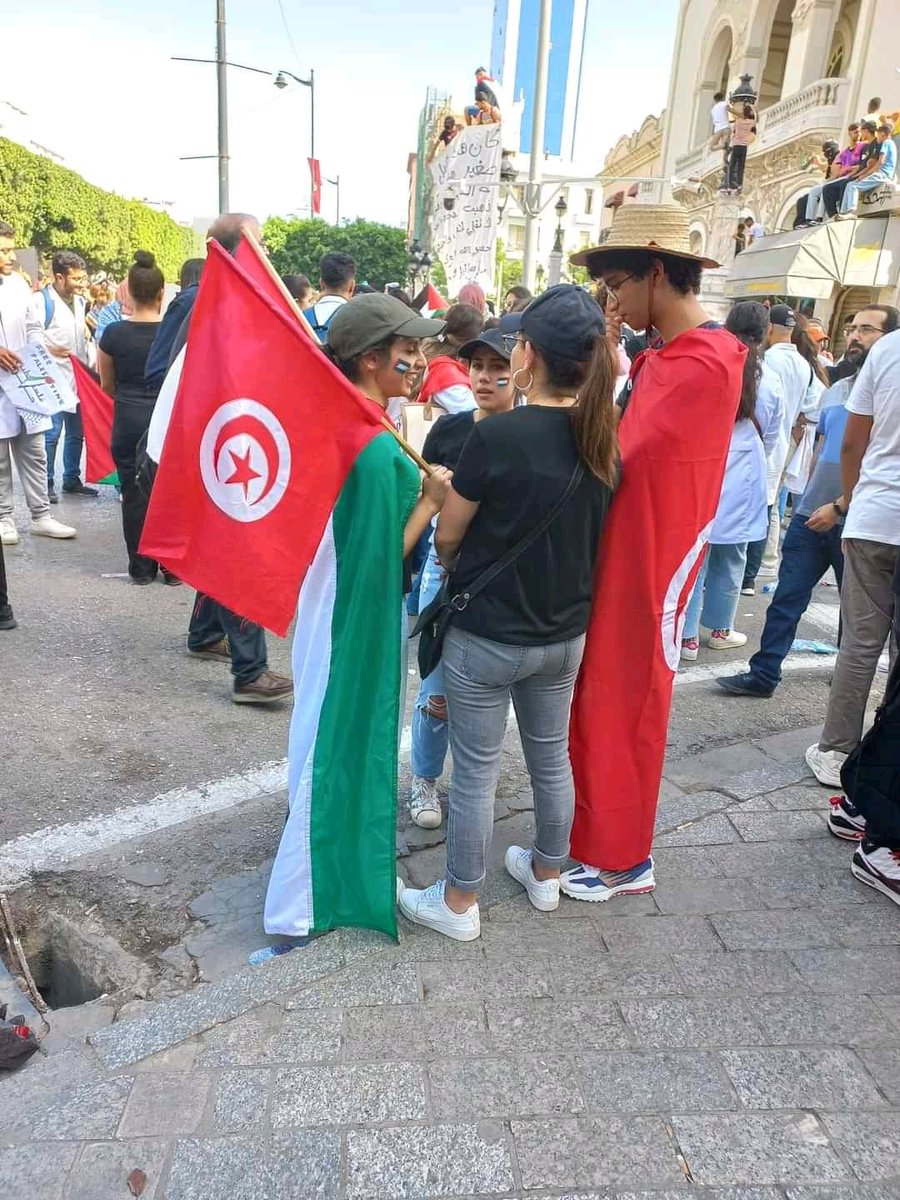 ينعلبو الذل مخيب مطعمو…ينعلبو الضعف…ينعلبو الظلم!!!
التوانسة قلوبنا مازال فيها برشا خييييير… امورنا تاعبة علخر و مع ذلك ما حسبناهاش  و خرجت الناس  للشارع  تساند  القضية الفلسطينية!! 
تحيا #انتفاضة من اجل #فلسطين!