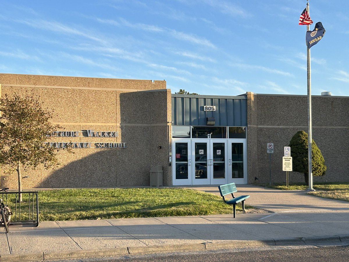 Thank You <a href="/457DeLoach/">DavidDeLoach</a>  and the rest of the Gertrude Walker Dolphins for allowing me to come see your morning routine.  Thank you for the building tour as well, I haven’t been in your building for 36 years ‘80-‘87
#OnceADolphinAlwaysADolphin