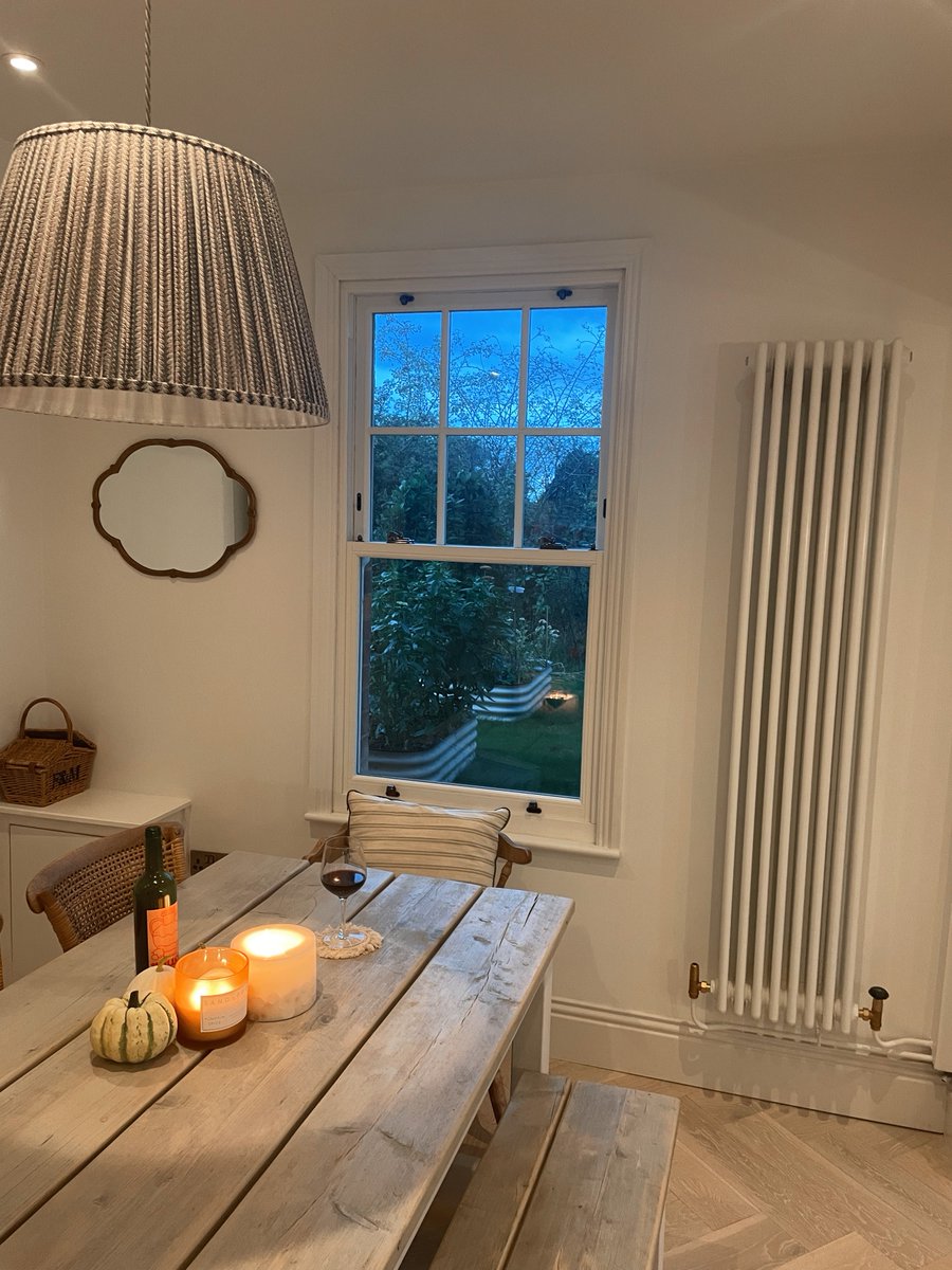 _RoseCollection's tweet image. #RoseCollection sash windows - Autumn edition 🎃🧡🍂

With multi chambered profiles and quality double glazing the Rose Collection sash windows lock in the heat whilst preventing the ingress of cold air - making your home energy efficient and keeping it cosy.