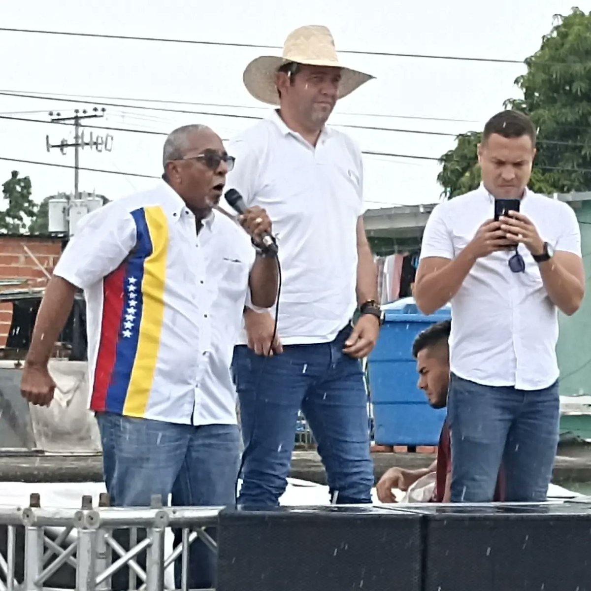 DrJoseTrujilloV's tweet photo. Hoy está de cumpleaños mi hermano @prospericarlos un gran dirigente, un excelente amigo, padre, hijo y hermano, parte de la nueva generación de líderes del país y para nosotros orgullosamente pieza vital de @ADemocratica
#cumpleaños #ProperidAD #compromiso #hermandad #Venezuela https://t.co/Rk5r2LjlIX