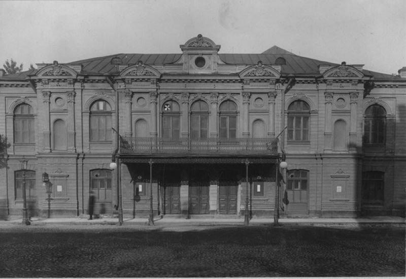 Russia's tweet photo. 🎭 #OTD in 1942, during the most severe period of the Leningrad Siege, the City Theatre opened its doors with a performance of the "Russian people" by Konstantin #Simonov.
This helped boost the morale. The Theatre itself was dubbed the Besieged as a symbol of defiance vs Nazis. https://t.co/pslRT0Zleg