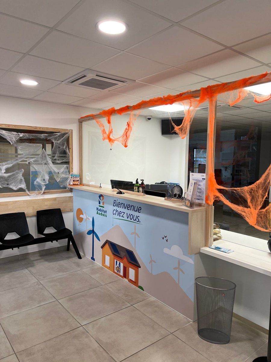 HabitatAudois's tweet photo. #AlloWeen ? #IciTrouille ! 🎃
... 😅
Tout ça pour dire que notre Agence territoriale Est de #Narbonne se met aux couleurs d'Halloween pour vous recevoir en ce mois d'octobre ! 👻💀🦇🕷️😱 https://t.co/3D9fhXP3c1
