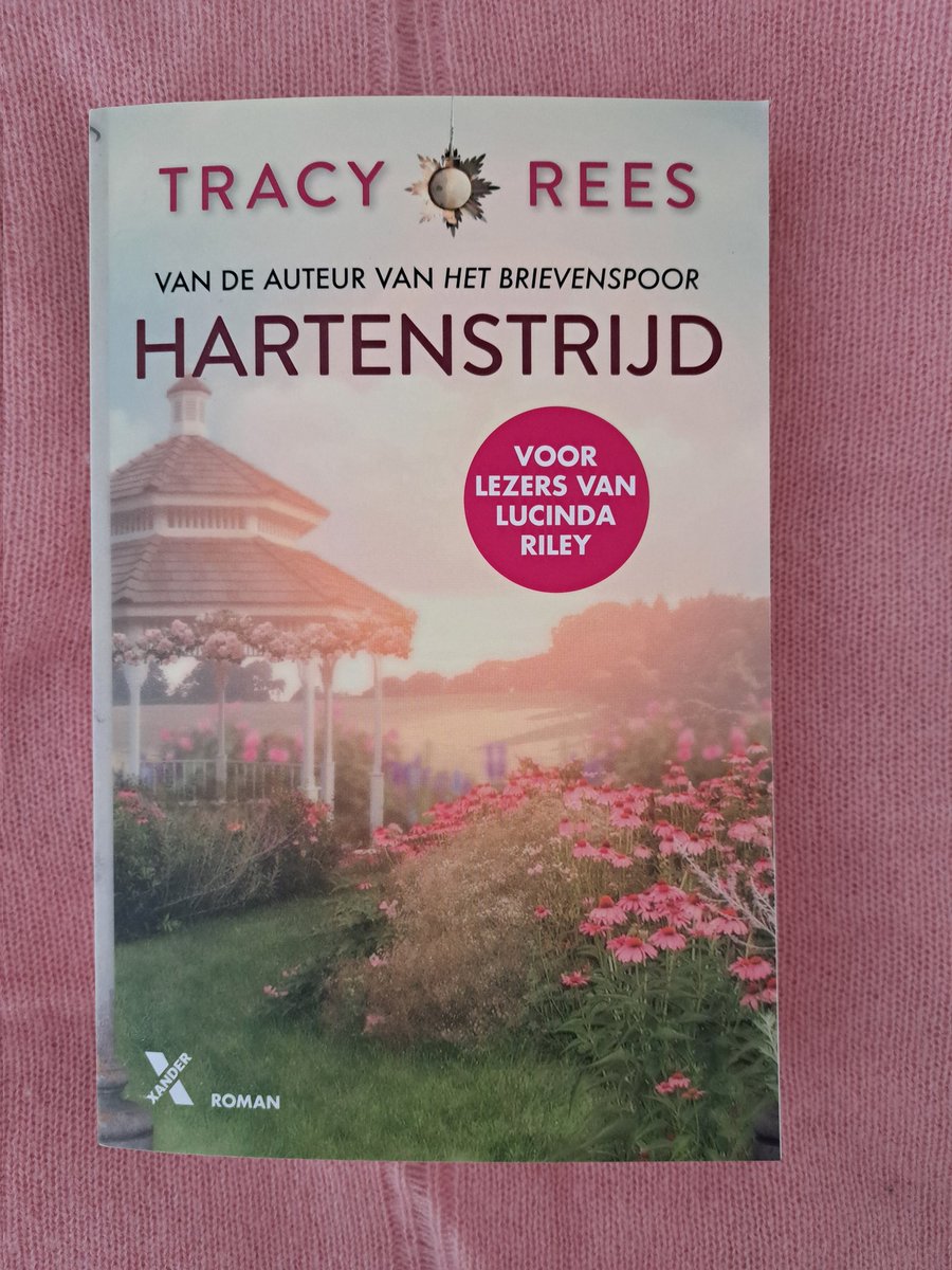 AuthorTracyRees's tweet image. Just received these wonderful Dutch copies of my 1920s intrigue/romance, Darling Blue (aka The Love Note). Look how pretty!😍 That gorgeous, dreamy image is inside the cover too! Beautiful. I'm very grateful #wednesdaythought #books #translation #Netherlands #HistoricalFiction