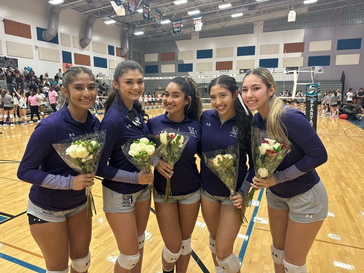 franklinvolley1's tweet photo. Thank you @hills_pebble for recognizing our Seniors last night! 
💜🏐🖤 https://t.co/042xOd9btW