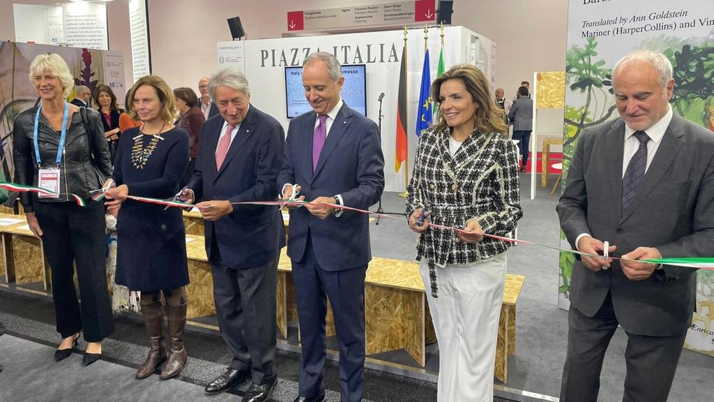 ItalyinGermany's tweet image. 75. Frankfurter Buchmesse 📚🇮🇹 | Bot. #Varricchio eröffnet den italienischen Pavillon auf der #fbm23, der größten internationalen Buchmesse, auf der Italien mit 137 Ausstellern vertreten ist. 2024 wird Italien nach 36 Jahren als Ehrengast teilnehmen.