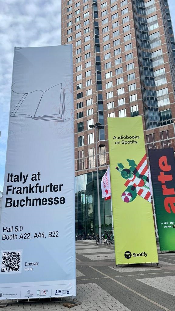 ItalyinGermany's tweet image. 75. Frankfurter Buchmesse 📚🇮🇹 | Bot. #Varricchio eröffnet den italienischen Pavillon auf der #fbm23, der größten internationalen Buchmesse, auf der Italien mit 137 Ausstellern vertreten ist. 2024 wird Italien nach 36 Jahren als Ehrengast teilnehmen.
