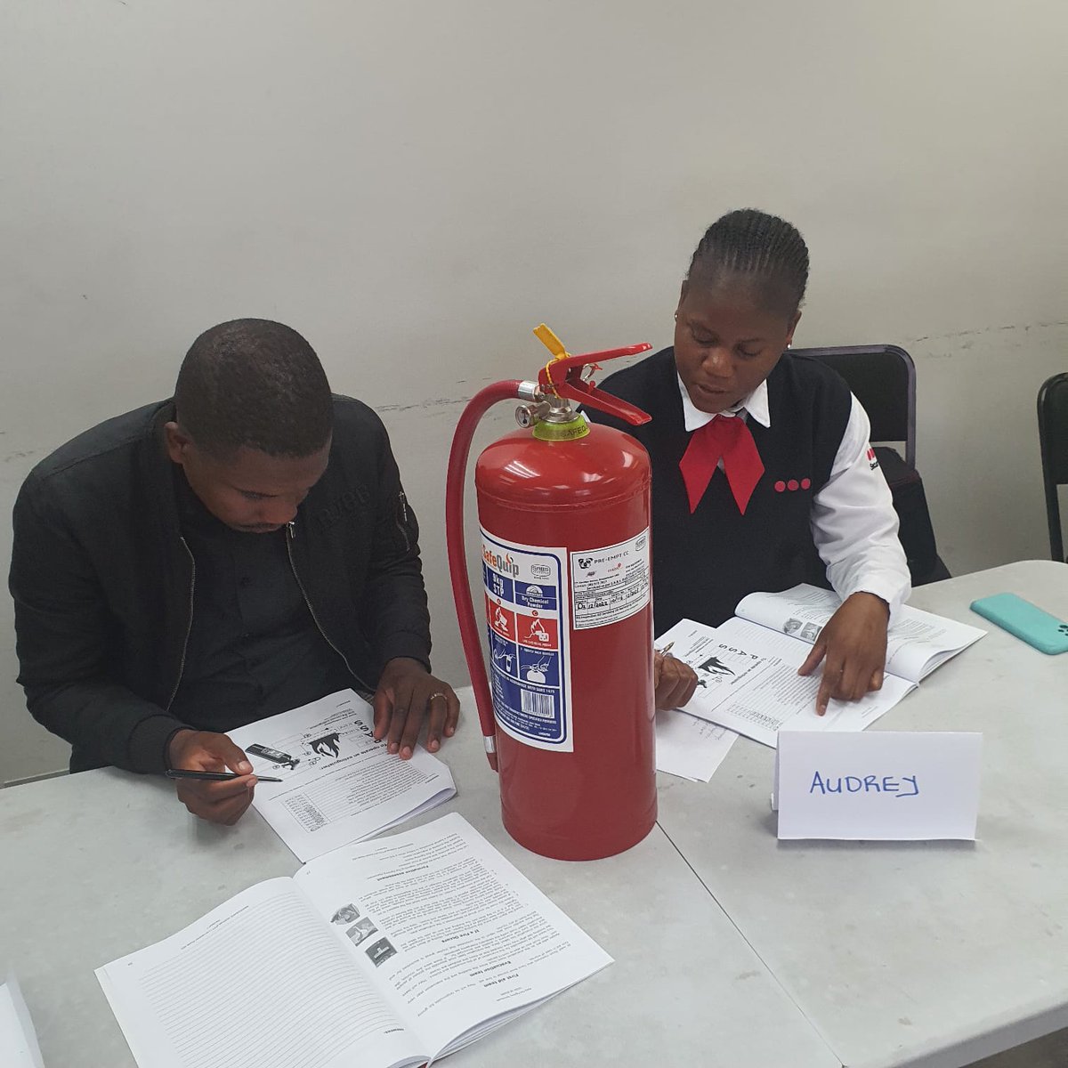 MAKROSAFE's tweet image. Basic Fire Fighting at Securitas Sandton. 
Well done to all employees on completing your Basic Fire Fighting course.🔥
Together we can ensure you loved ones return home healthy and safe after work.
#BasicFirefightingtraining
#OHSTraining
#Competency
#MAKROSAFE