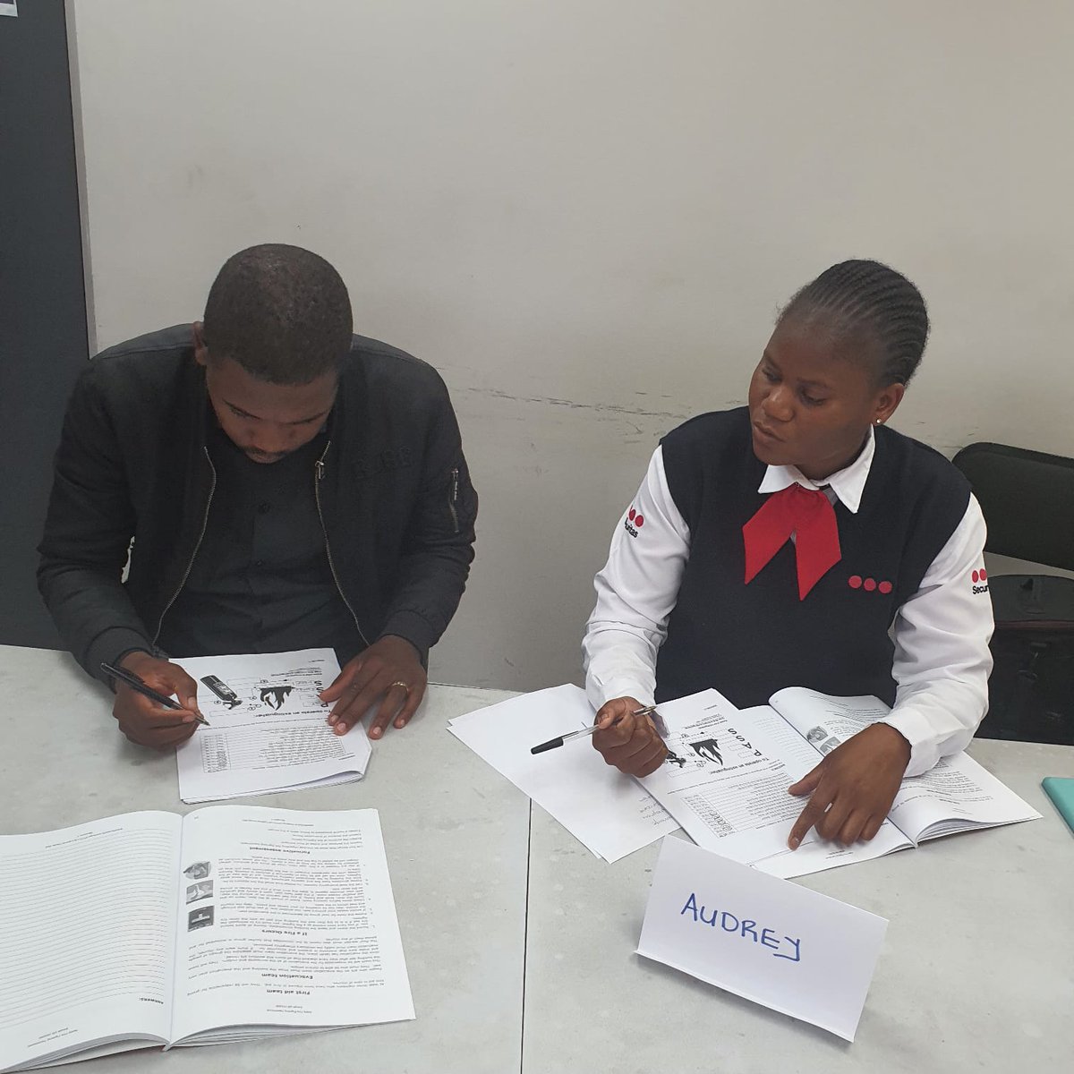 MAKROSAFE's tweet image. Basic Fire Fighting at Securitas Sandton. 
Well done to all employees on completing your Basic Fire Fighting course.🔥
Together we can ensure you loved ones return home healthy and safe after work.
#BasicFirefightingtraining
#OHSTraining
#Competency
#MAKROSAFE