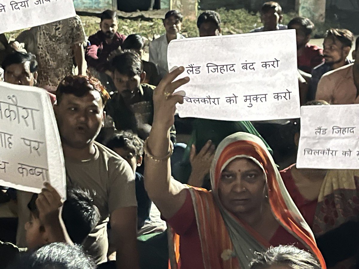 Nishitss's tweet photo. अलीगढ़ के गांव चिलकौरा में चारागाह की 32 बीघा भूमि पर आ बसे मुस्लिम घुसपैठी , 2010 से अब तक बसा लिया एक और " नूह " , हिंदू ग���रामवासी कर रहे हैं विरोध प्रदर्शन , मस्जिद कब्रिस्तान और अवैध मकान पर बुलडोजर चलवाने की कर रहे मांग ।

#LandJihad_In_Aligarh https://t.co/Won1aWECbI