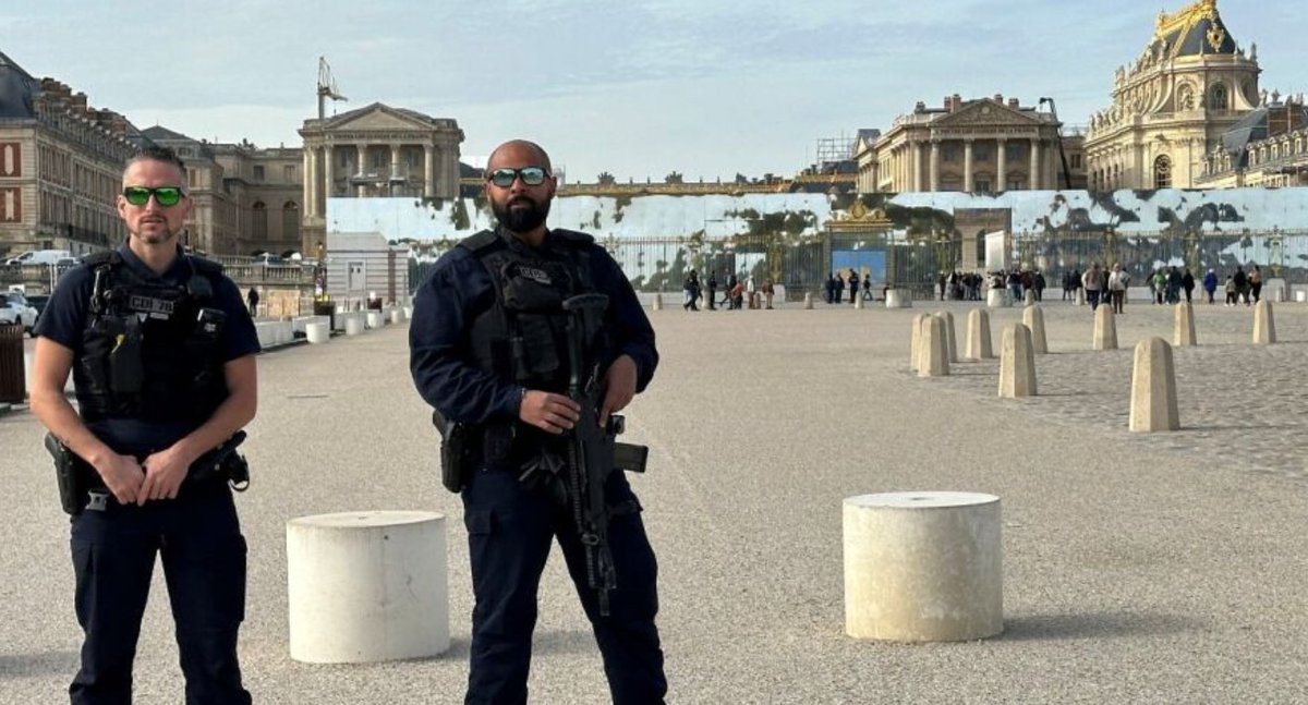 X_Spanish_'s tweet photo. 🇫🇷 #ULTIMAHORA  El palacio de Versalles fue evacuado tras una amenaza de bomba: es la tercera vez desde el sábado.
#Wednesday https://t.co/G7soKGwCVy