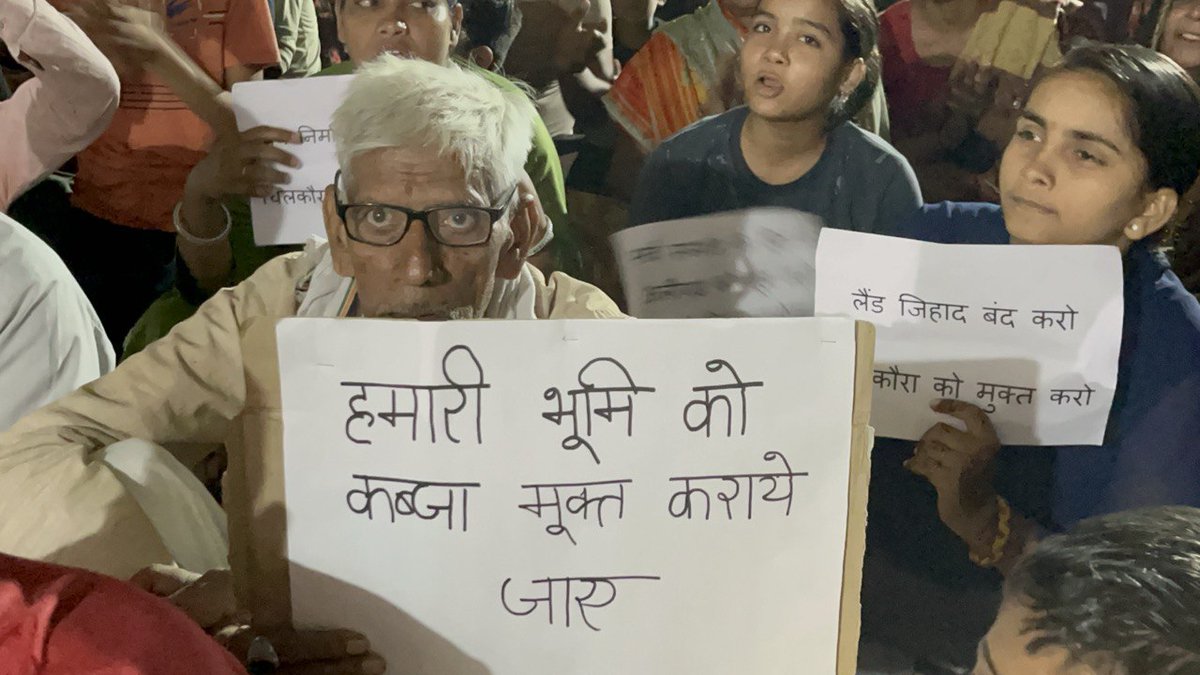 Nishitss's tweet photo. अलीगढ़ के गांव चिलकौरा में चारागाह की 32 बीघा भूमि पर आ बसे मुस्लिम घुसपैठी , 2010 से अब तक बसा लिया एक और " नूह " , हिंदू ग���रामवासी कर रहे हैं विरोध प्रदर्शन , मस्जिद कब्रिस्तान और अवैध मकान पर बुलडोजर चलवाने की कर रहे मांग ।

#LandJihad_In_Aligarh https://t.co/Won1aWECbI