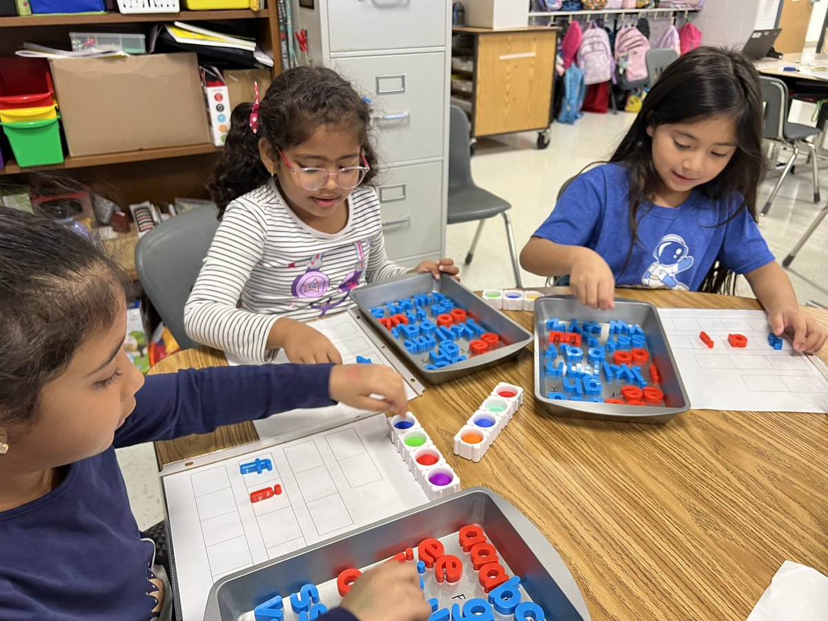 Anderson_Stars's tweet photo. Introduced pop its in reading group to rave reviews @Discovery_elem https://t.co/rvBjHeunIp