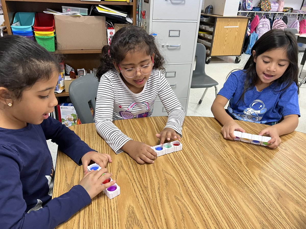 Anderson_Stars's tweet photo. Introduced pop its in reading group to rave reviews @Discovery_elem https://t.co/rvBjHeunIp