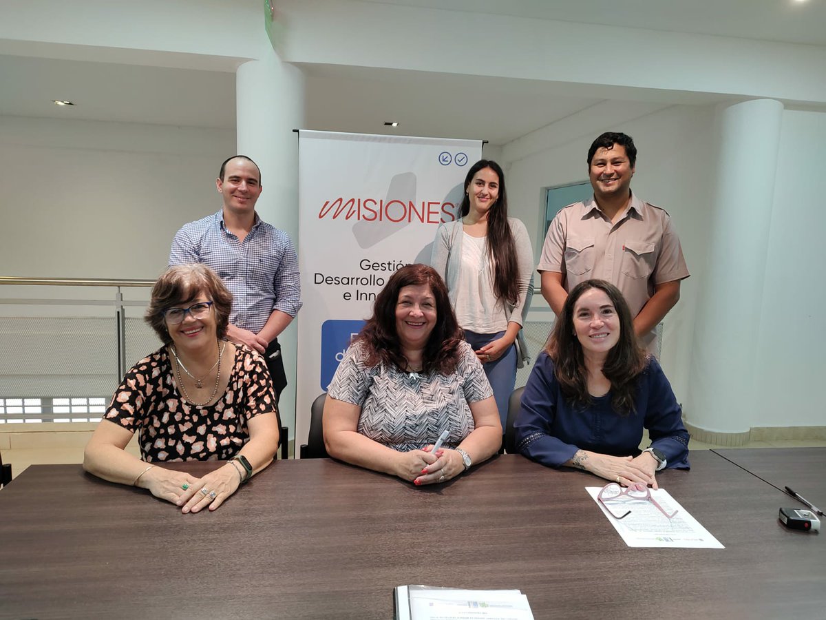CCMisiones's tweet photo. Firma de acta complementaria con la #TSGA del C.P. N°1 M. de Moussy para continuar generando espacios de Prácticas Profesionalizantes en @CCMisiones🤲🏼🌱🎓
Fortalecer la educación como herramienta clave para el cambio debe ser una prioridad🌎✨
@klostersilvia @LedesmaGladis https://t.co/nZREITPIha